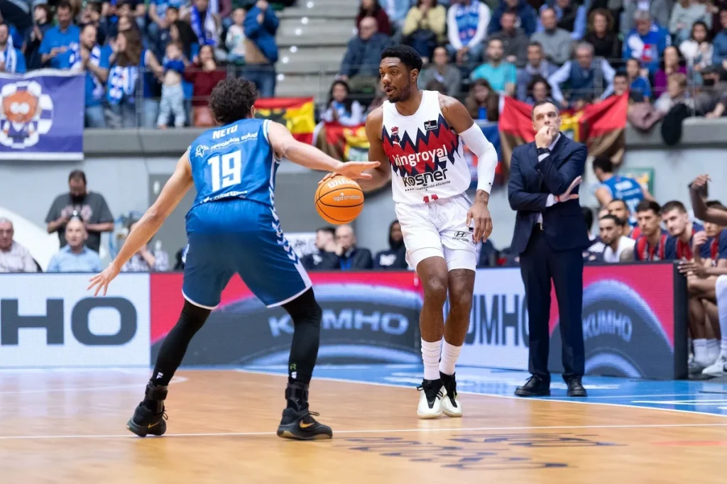 Jugadores de baloncesto en acción durante un partido.