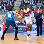Jugadores de baloncesto en acción durante un partido.