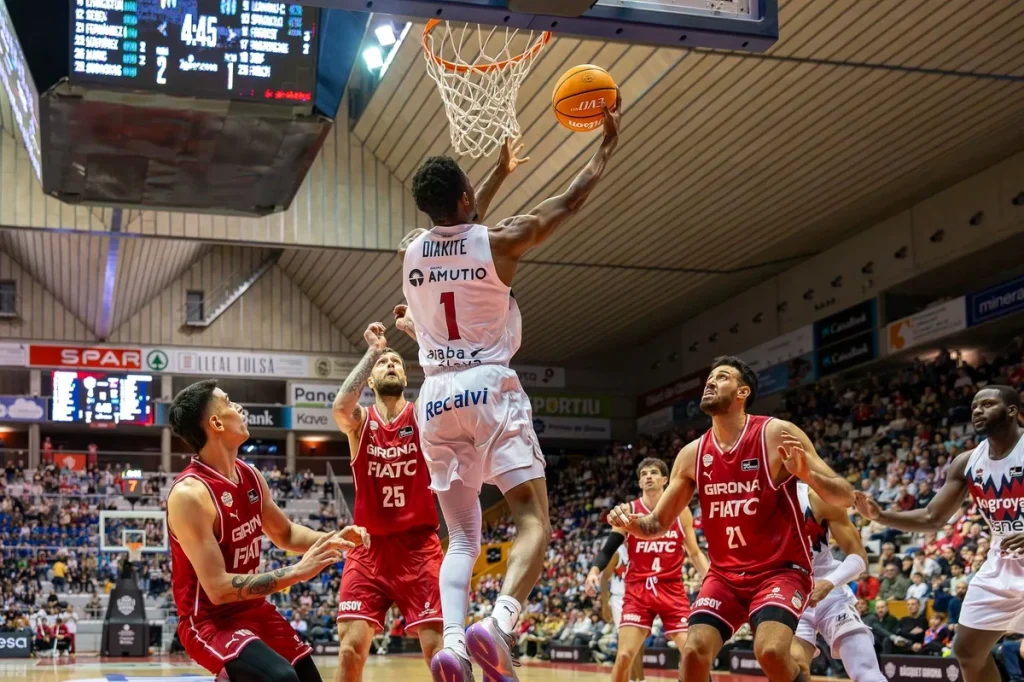 Jugador de baloncesto realizando un mate en el Buesa Arena