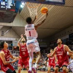 Jugador de baloncesto realizando un mate en el Buesa Arena