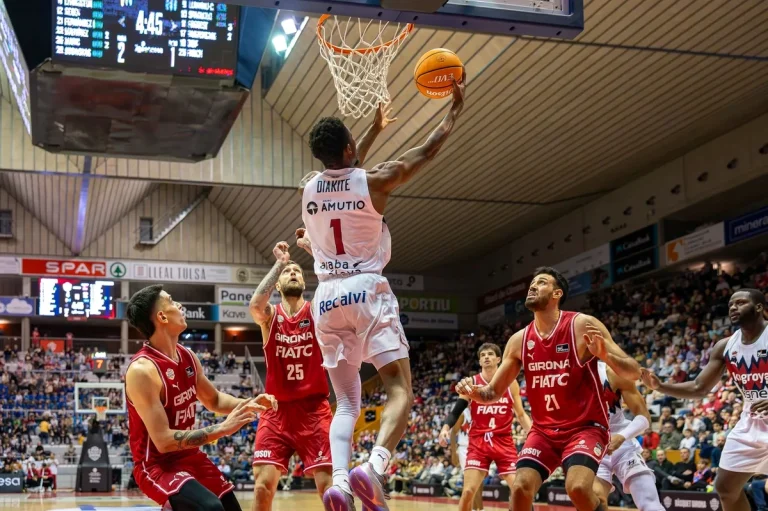 Jugador de baloncesto realizando un mate en el Buesa Arena