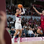 Jugador de Kosner Baskonia lanzando a canasta en el Buesa Arena.