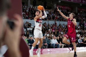 Jugador de Kosner Baskonia lanzando a canasta en el Buesa Arena.