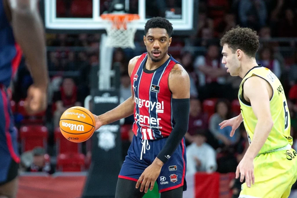 Jugador de Kosner Baskonia con balón en el Buesa Arena
