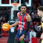 Jugador de Kosner Baskonia con balón en el Buesa Arena