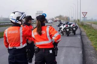 Agentes de la Ertzaintza controlando la velocidad en carretera.