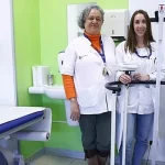 Tres profesionales de la salud en un consultorio médico