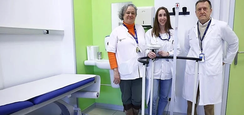 Tres profesionales de la salud en un consultorio médico