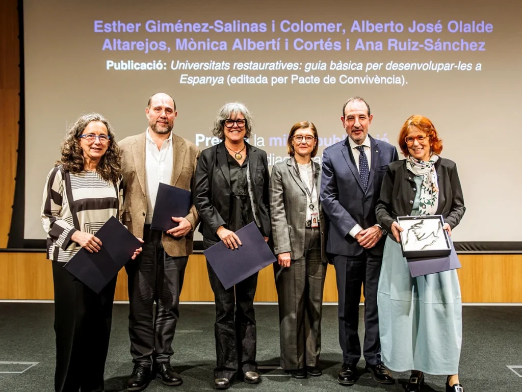 Grupo de personas posando con premios en un evento