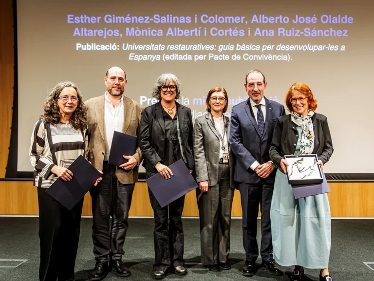 Grupo de personas posando con premios en un evento