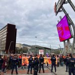 Manifestación de trabajadores frente a Tubos Reunidos con policías