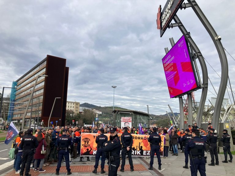 Manifestación de trabajadores frente a Tubos Reunidos con policías