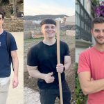 Tres graduados de la UPV/EHU posando al aire libre