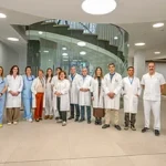 Grupo de profesionales de la salud en un hospital moderno