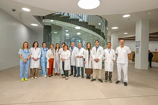 Grupo de profesionales de la salud en un hospital moderno