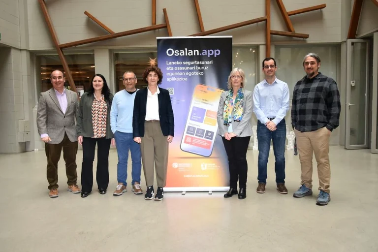 Grupo de personas posando frente a un banner de Osalan.app