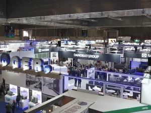 Vista panorámica de la feria BIEMH con stands de empresas