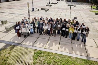 Grupo de personas posando en un espacio público al aire libre.