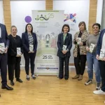 Grupo de personas sosteniendo folletos del Servicio de Mediación Familiar