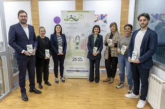 Grupo de personas sosteniendo folletos del Servicio de Mediación Familiar