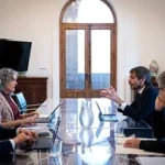 Reunión de funcionarios discutiendo sobre el 'Guernica'.