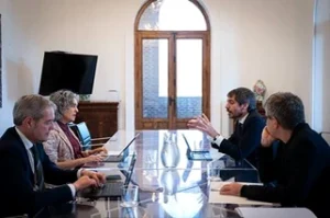 Reunión de funcionarios discutiendo sobre el 'Guernica'.
