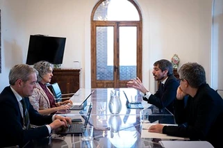 Reunión de funcionarios discutiendo sobre el 'Guernica'.
