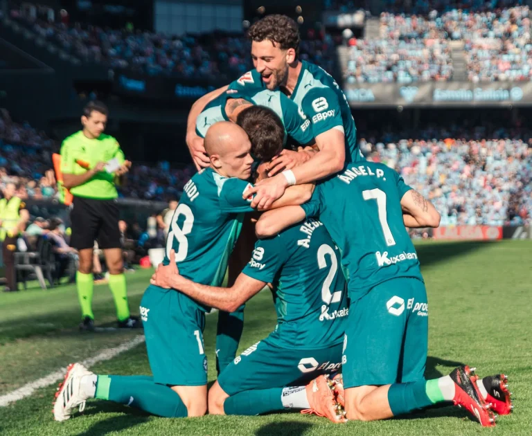 Jugadores del Alavés celebran un gol en el estadio de Balaídos.