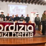 Mesa de presentación con logotipos y personas en Ordizia