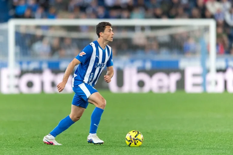 Ander Guevara en acción durante un partido con Alavés.