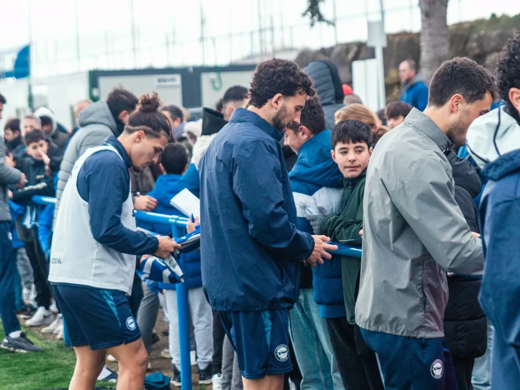 Afición alavesista apoyando al equipo en Ibaia