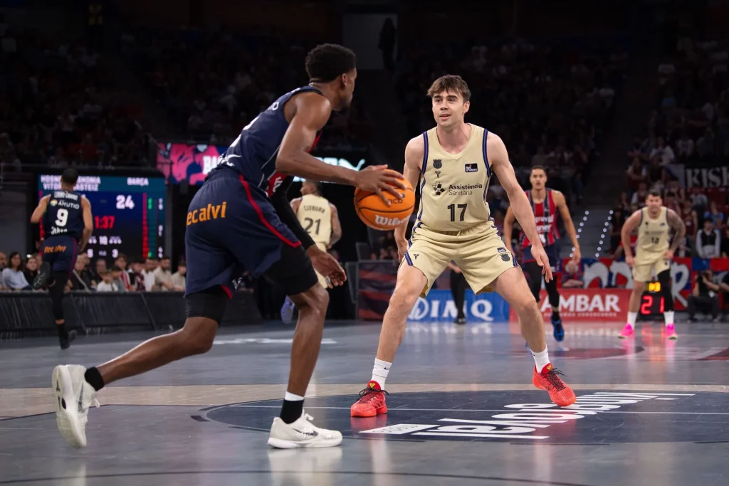 Jugadores de baloncesto en acción durante un partido competitivo.
