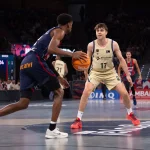 Jugadores de baloncesto en acción durante un partido competitivo.