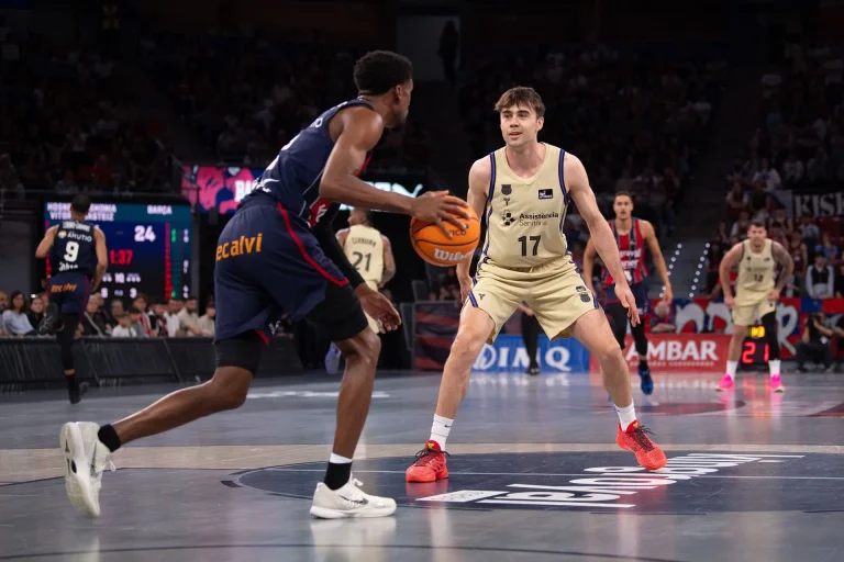 Jugadores de baloncesto en acción durante un partido competitivo.