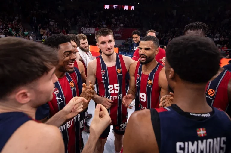 Jugadores del Baskonia celebrando en el Buesa Arena tras la victoria