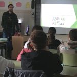 Presentación sobre agropecuario en aula escolar de Araba