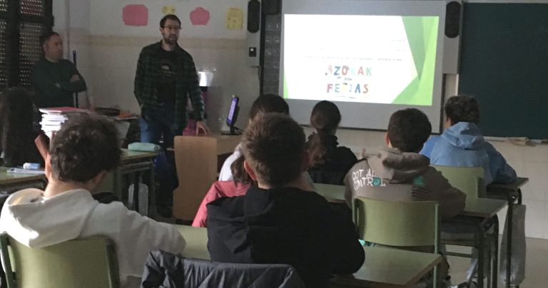 Presentación sobre agropecuario en aula escolar de Araba