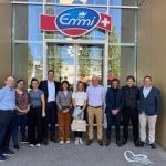 Grupo de personas frente a la entrada de Emmi en Suiza