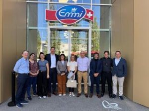 Grupo de personas frente a la entrada de Emmi en Suiza