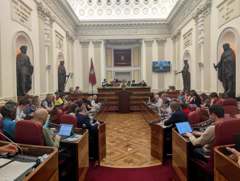 Pleno del Ayuntamiento de Araba con representantes en sesión