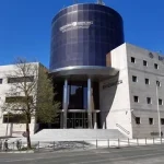 Edificio moderno de la policía en Vitoria-Gasteiz