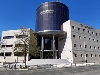 Edificio moderno de la policía en Vitoria-Gasteiz
