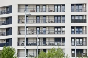 Fachada de un edificio moderno con balcones y plantas.