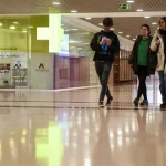 Tres estudiantes caminando por un pasillo de la EHU