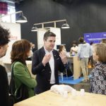 Grupo de personas conversando en un evento de startups