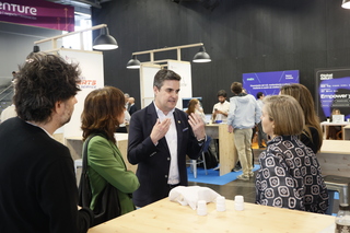 Grupo de personas conversando en un evento de startups