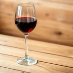 Copa de vino tinto sobre una mesa de madera