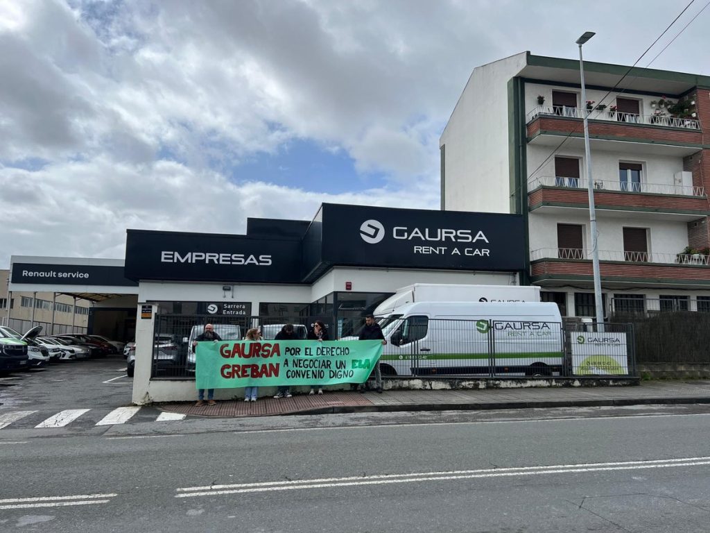 Fachada de Gaursa con cartel de huelga en Iurreta