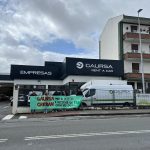 Fachada de Gaursa con cartel de huelga en Iurreta