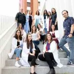 Grupo de investigadores en escaleras, trabajando en Parkinson en Euskadi.